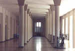 Die Säulenhalle im 1. Obergeschoss des Neubaus von 1929 Die Säulenhalle im 1. Obergeschoss des Neubaus von 1929