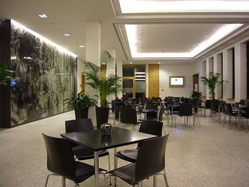 Cafeteria im Erdgeschoss hinter dem Atrium in Haus A Cafeteria im Erdgeschoss hinter dem Atrium in Haus A