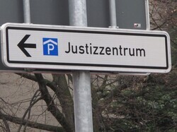 Hinweisschild zum Justizzentrum